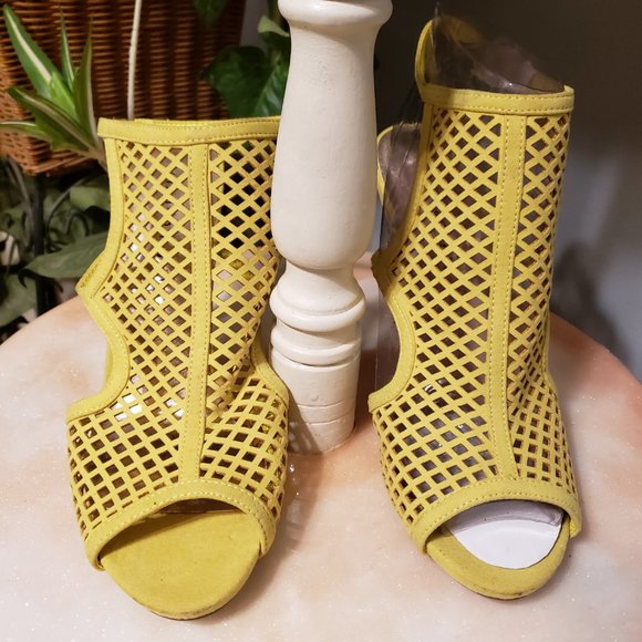 New Madden Girl Yellow Regal Strappy Sandals - Picture 9 of 12